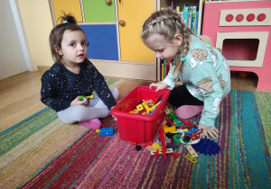 Aniela i Hania bawią się razem