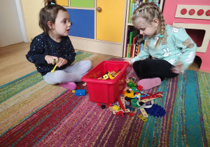 Hania i Aniela bawią się razem