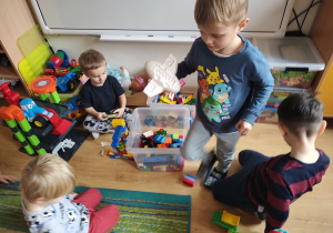 Dzieci bawią się w grupie "Żuczki"