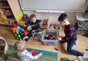 Dzieci bawią się w grupie "Żuczki"