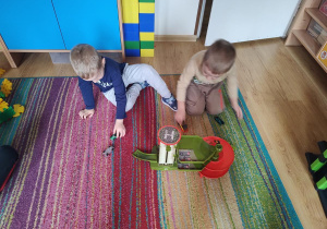 Dzieci bawią się w grupie "Żuczki"