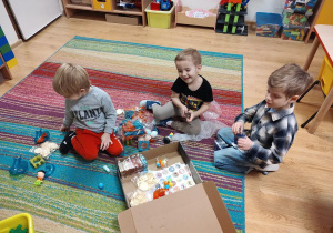 Dzieci bawią się w grupie "Żuczki"