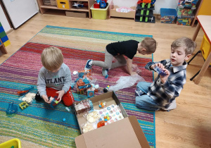 Dzieci bawią się w grupie "Żuczki"