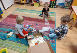 Dzieci bawią się w grupie "Żuczki"