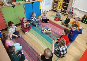 Dzieci grają na instrumentach muzycznych