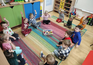 Dzieci grają na instrumentach muzycznych