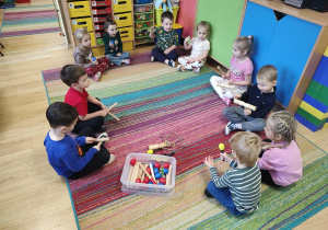 Dzieci grają na instrumentach muzycznych