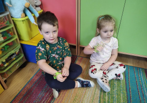 Dzieci grają na instrumentach muzycznych