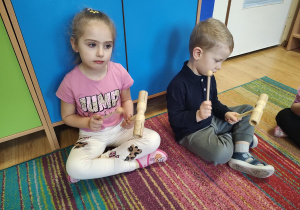 Dzieci grają na instrumentach muzycznych