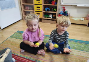 Dzieci grają na instrumentach muzycznych