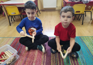 Dzieci grają na instrumentach muzycznych