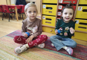 Dzieci grają na instrumentach muzycznych