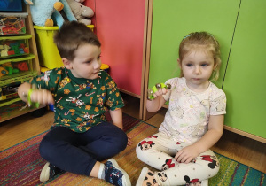 Dzieci grają na instrumentach muzycznych