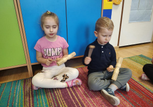 Dzieci grają na instrumentach muzycznych