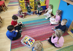 Dzieci grają na instrumentach muzycznych