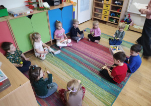 Dzieci grają na instrumentach muzycznych