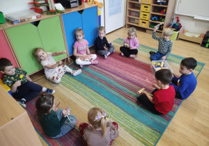 Dzieci grają na instrumentach muzycznych