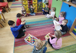 Dzieci grają na instrumentach muzycznych