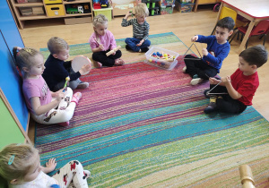 Dzieci grają na instrumentach muzycznych