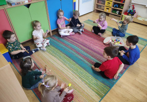 Dzieci grają na instrumentach muzycznych
