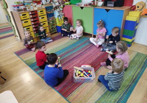 Dzieci grają na instrumentach muzycznych