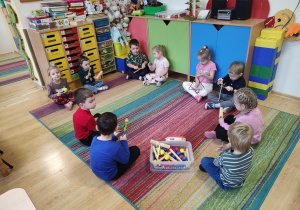 Dzieci grają na instrumentach muzycznych