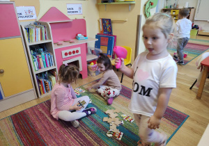 Dzieci bawią się razem