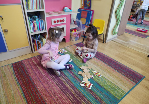 Dzieci bawią się razem