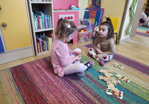 Dzieci bawią się razem