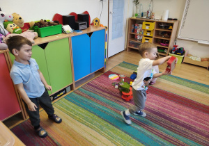 Dzieci bawią się razem