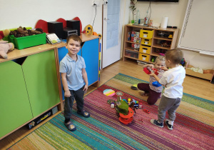 Dzieci bawią się razem