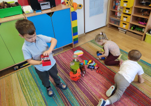 Dzieci bawią się razem