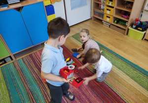 Dzieci bawią się razem