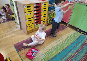 Dzieci bawią się razem