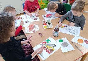 Dzieci malują ptaki.