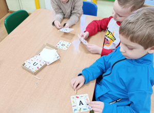 Zabawy z literami, sylabami i kubeczkowe kodowanie