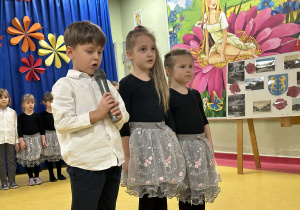 Występ dla naszych kochanych dziadków- Ignaś Z, Natalka i Nela