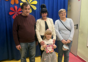 Wiktoria z babcią, dziadkiem i ciocią