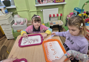 Zabawy sensoryczne utrwalające poznane litery i cyfry.