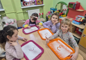 Zabawy sensoryczne utrwalające poznane litery i cyfry.