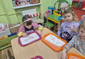 Zabawy sensoryczne utrwalające poznane litery i cyfry.