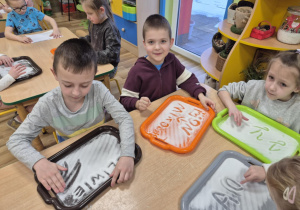 Zabawy sensoryczne utrwalające poznane litery i cyfry.