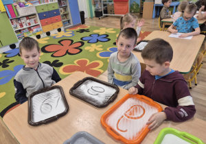 Zabawy sensoryczne utrwalające poznane litery i cyfry.