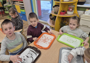 Zabawy sensoryczne .