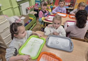 Zabawy sensoryczne utrwalające poznane litery i cyfry.