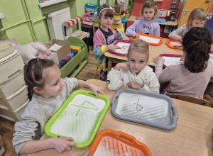 Zabawy sensoryczne utrwalające poznane litery i cyfry.