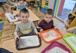 Zabawy sensoryczne utrwalające poznane litery i cyfry.