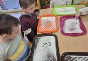 Zabawy sensoryczne utrwalające poznane litery i cyfry.