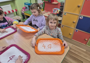 Zabawy sensoryczne utrwalające poznane litery i cyfry.