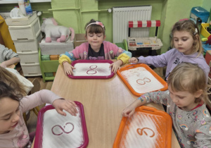 Zabawy sensoryczne utrwalające poznane litery i cyfry.